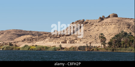 Blick auf archäologische Stätte am Nag el Sheib, südlich von Edfu aus Fluss Nil, Ägypten Stockfoto