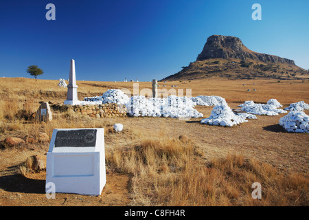 Weißer Stein Cairns und Gedenkstätten für britische Soldaten am Isandlwana, Thukela, KwaZulu-Natal, Südafrika Stockfoto