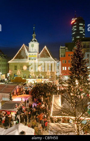 Christbaum, Christbaumschmuck, Lichter, Nacht, Rathaus, Weihnachtsbaum, Weihnachtsbeleuchtung, Weihnachtsdekoration, Stockfoto