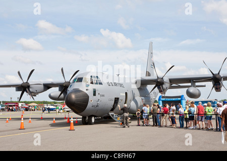 Menschen Line-up um zu Fuß durch ein Hurricane Hunter Lockheed WC-130 Weatherbird Flugzeug angezeigt bei Flugschau in Ocala, Florida Stockfoto