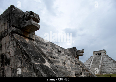 Venus-Plattform mit Kukulkan Pyramide im Hintergrund, Chichen Itza, UNESCO World Heritage Site, Yucatan, Mexiko Stockfoto