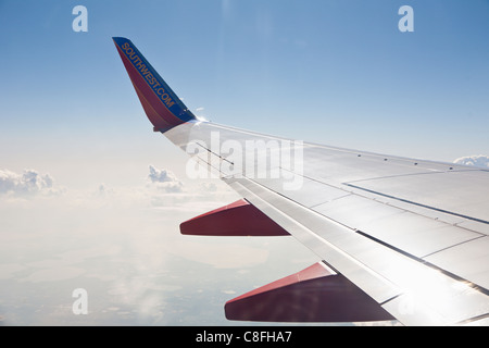 Süd-West Jet Flügel im bewölkten Himmel über ländlichen Gegend in der Nähe von Columbus, Ohio Stockfoto