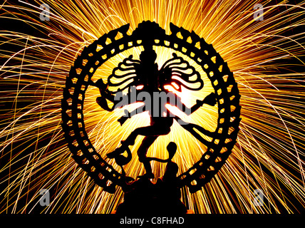 Funken tanzen Lord Shiva Statue, Nataraja, vor Feuerwerk. Silhouette Stockfoto