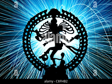 Funken tanzen Lord Shiva Statue, Nataraja, vor Feuerwerk. Silhouette Stockfoto