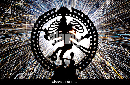 Funken tanzen Lord Shiva Statue, Nataraja, vor Feuerwerk. Silhouette Stockfoto