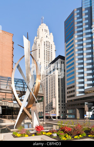 Schneiden Sie, Bronze und Edelstahl Skulptur an der Ecke Broad und Einkaufsstraßen in Columbus, Ohio. Stockfoto