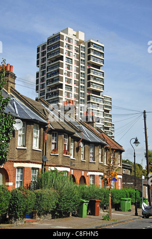 Hochhäuser auf Wyndham & Comber Immobilien, Camberwell, Londoner Stadtteil Southwark, Greater London, England, Vereinigtes Königreich Stockfoto