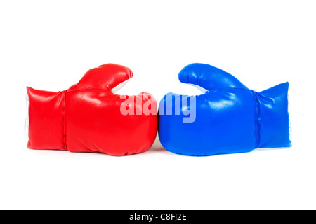 Paar rote und blaue Leder Boxhandschuhe. Stockfoto