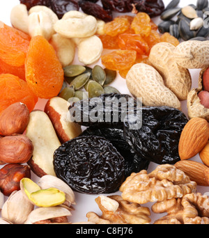 Gruppe von verschiedenen getrockneten Früchten und Nüssen auf weißem Hintergrund. Stockfoto