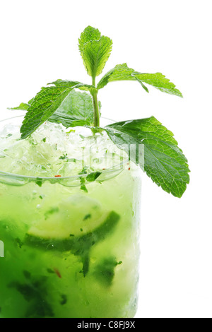 Schuss von oben Mojito hautnah. Isoliert auf einem weißen. Stockfoto