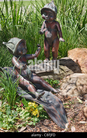 Sekundären Babys in Stirling Gardens, Perth, Western Australia, anhand von Mai Gibbs Zeichen Topf kuscheln und Schmusen Pie Stockfoto