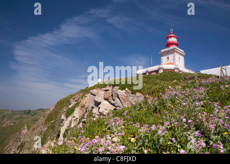 Cabo da Roca, zeigen westlichen die meisten in Festland Europa, Leuchtturm Klippe und Wildblumen Stockfoto