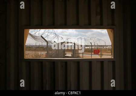 Ansicht einer "Landwirtschaftliche Tor "checkpoint Trennung zwischen der Stadt Habla und seine landwirtschaftlichen Flächen in der "Naht Zone" jenseits des Zaunes. in der Nähe der palästinensischen Stadt Kalkilia, Israel Stockfoto