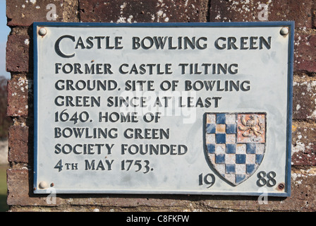 Historische Zeichen zeigt die Geschichte der Burg Bowling Green, Lewes Castle, Lewes, East Sussex, UK. Stockfoto