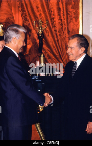 Ehemaliger US-Präsident Richard Nixon (rechts) Treffen der russische Präsident Boris Yeltsin im Kreml in Moskau, Russland. Stockfoto