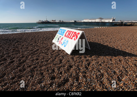 Fish &amp; Chips Schild an Brighton Beach. Bild von James Boardman. Stockfoto