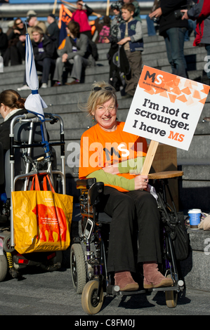 Samstag, 22. Oktober 2011, Queens Way, London. Von der Regierung vorgeschlagene MS leidende protestieren gegen die Kürzungen, die Behindertenbeihilfe Leben. Die Rallye benannt, die am härtesten getroffen wurde außerhalb der GLA Gebäude in London statt.  Mehrere hundert Menschen nahmen an der Kundgebung in London, einer der vielen Einnahme Stockfoto