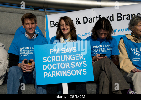Samstag, 22. Oktober 2011, Queens Way, London. Von der Regierung vorgeschlagenen Mitglieder der Parkinson Nächstenliebe protestieren gegen die Kürzungen, die Behindertenbeihilfe Leben. Die Rallye benannt, die am härtesten getroffen wurde außerhalb der GLA Gebäude in London statt.  Mehrere hundert Menschen nahmen an der Kundgebung in Lon Stockfoto