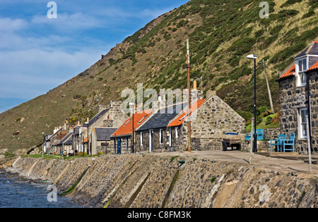 Das ehemalige Fischerdorf Dorf Crovie in Aberdeenshire-Schottland an der Gamrie Bucht mit beherbergt das erhöhte Ufer entlang. Stockfoto