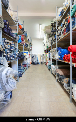 Nähen-Fabrik Lager Interieur, verschiedene Materialien bestand. Stockfoto