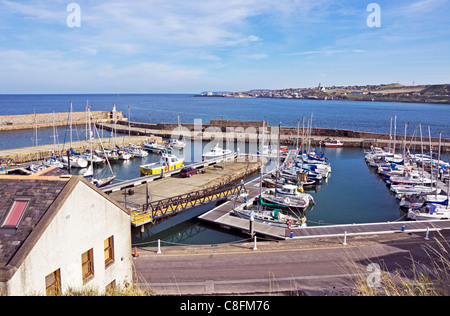 Blick über Banff Marina Hafen Schiffe ankern Freizeit- und Macduff in der Mündung des Flusses Deveron Stockfoto