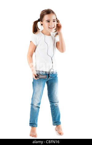 Kleines Mädchen hören Sie Musik mit einem MP3-Player, isoliert auf weiss Stockfoto