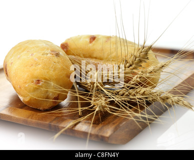 Frisch gebackene Brötchen auf weißem Hintergrund Stockfoto