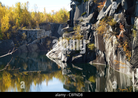 Steinbruch Landschaft aus Granitfelsen, Stein, an verlassenen Steinbruch in Barre, Vermont mit Herbst, Herbst, Laub Farben. Stockfoto