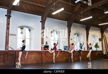 Teenager-Mädchen in Ballett-Klasse, Christchurch, Neuseeland Stockfoto