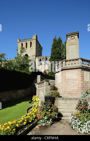 Jedburgh Abbey und Krieg-Denkmal in den Scottish Borders Stockfoto