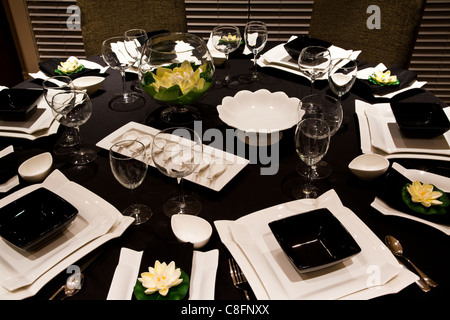 Eine formale Tischdekoration zum Abendessen Stockfoto