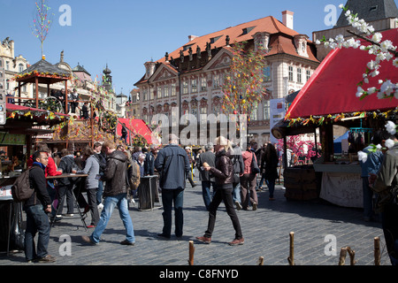 Menschen genießen einen sonnigen Tag in den Platz von Prag. Stockfoto