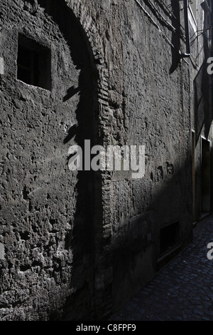 hoher Kontrast Stein strukturierte Wand mit alten Tür zugemauert-Up, in einer Seitenstraße in Trastevere, Rom, Italien Stockfoto