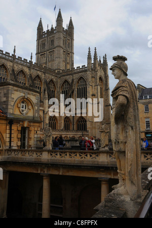 ANSICHT DER ABTEIKIRCHE VON BATH VON DER RÖMISCHEN BÄDER IN BATH, SOMERSET. Stockfoto