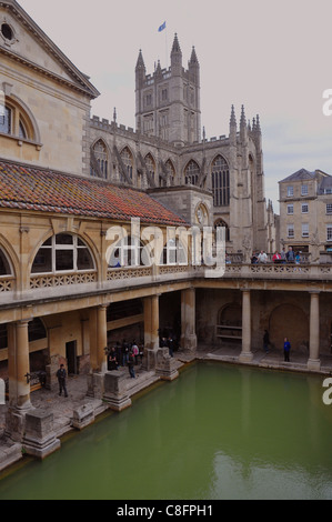 ANSICHT DER ABTEIKIRCHE VON BATH VON DER RÖMISCHEN BÄDER IN BATH, SOMERSET. Stockfoto