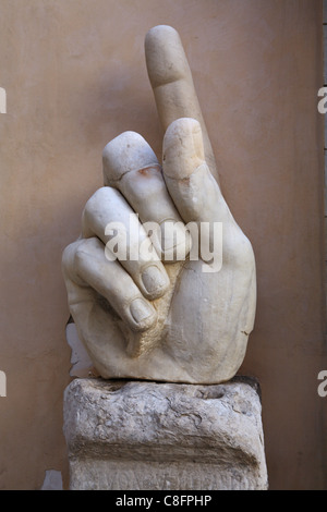 Hand von Emporer Constantine I, Körperteil, Hand Finger nach oben, Palazzo del Conservatori, Kapitol, Roma (Rom) Italien. Stockfoto