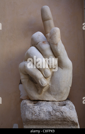 Hand von Emporer Constantine I, Körperteil, Hand Finger nach oben, Palazzo del Conservatori, Kapitol, Roma (Rom) Italien. Stockfoto