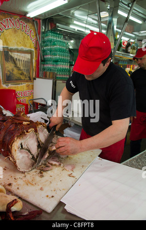 Mann, der Porchetta, italienische Schweinefleisch geröstete Spezialität Rom, Latium, Italien, Europa zerbrochen hat Stockfoto