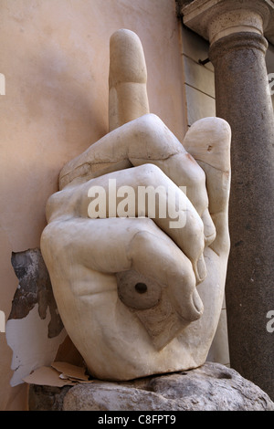 Hand von Emporer Constantine I, Körperteil, Hand Finger nach oben, Palazzo del Conservatori, Kapitol, Roma (Rom) Italien. Stockfoto