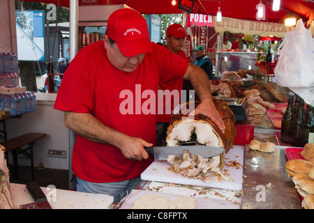 Mann slicing Porchetta, Schweinebraten italienische Spezialität wöchentlichen Markt, Rom, Latium, Italien, Europa Stockfoto