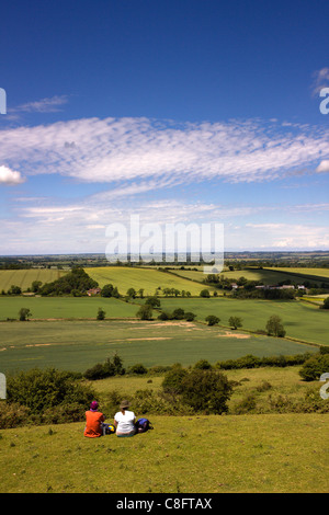 Paar-Sitzung mit einem Picknick nahe dem Gipfel des Hügels Burrough mit weit reichenden Blick über ländliche Leicestershire, England, UK Stockfoto