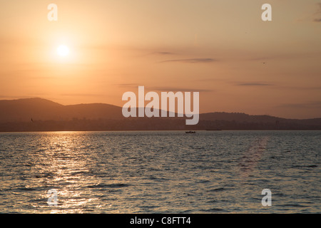 Blick von der Insel Heybeliada zur asiatischen Seite von Istanbul bei Sonnenaufgang Stockfoto