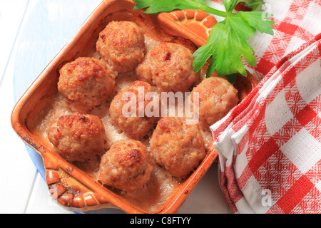 Kugeln von Hackfleisch / Faschiertem überbacken mit Käse Stockfoto