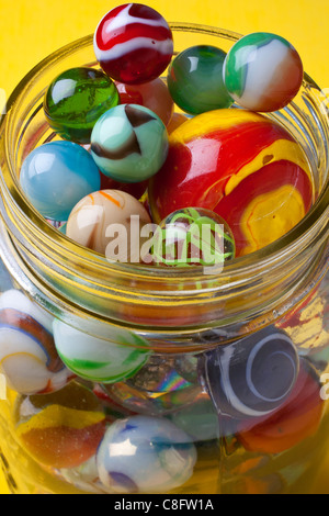 Glas voller Murmeln Stockfoto