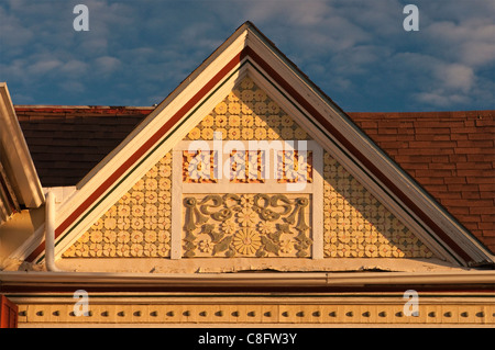 Florale Motive im Beissner House, erbaut 1898, Ball Avenue East End Historic District, Sonnenaufgang, Galveston, Texas, USA Stockfoto