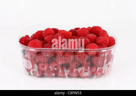 Frische Himbeeren in Plastikbehälter auf weißem Hintergrund Stockfoto