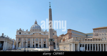 Ägyptischer Obelisk und Fassade der Petersdom im Vatikan, Italien. Stockfoto