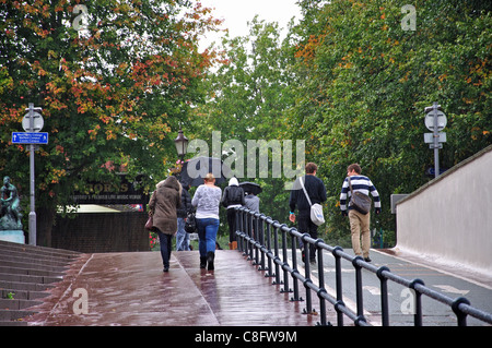 Fußgänger zu Fuß von der Unterführung in Regen, High Street, Watford, Hertfordshire, England, Vereinigtes Königreich Stockfoto