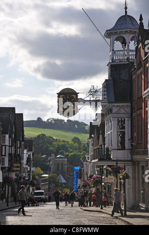 Obere Hauptstraße zeigt Guildhall, Guildford, Surrey, England, Vereinigtes Königreich Stockfoto