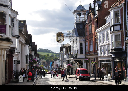 Obere Hauptstraße zeigt Guildhall, Guildford, Surrey, England, Vereinigtes Königreich Stockfoto